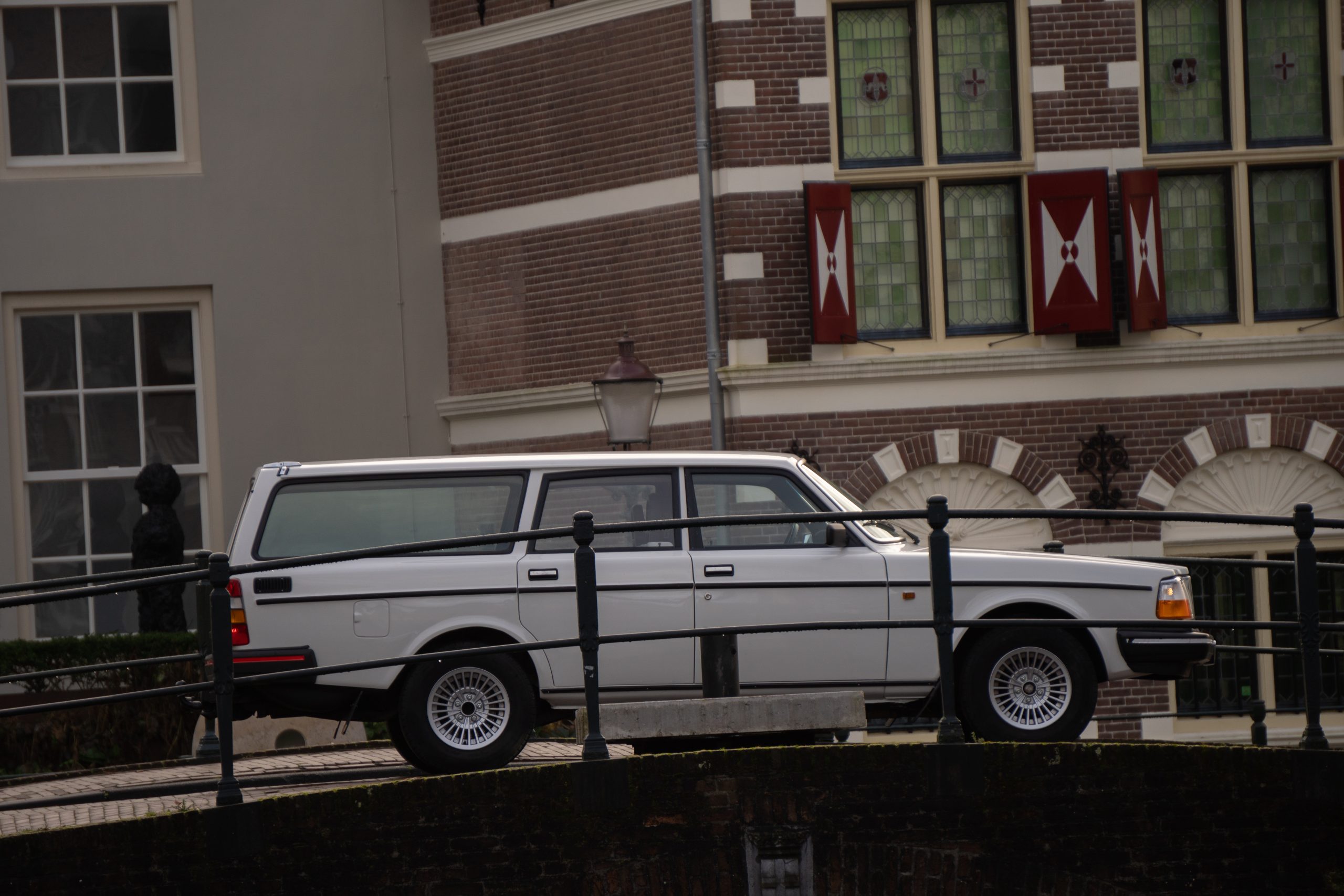 VAN HET PAD Volvo 240 Estate trouwauto