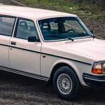 VAN HET PAD Volvo 240 trouwauto