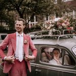 Bruidsboeket door Belle Rosa op Volvo trouwauto Kjell