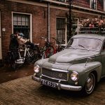 Bruidsboeket door Belle Rosa op Volvo trouwauto Kjell