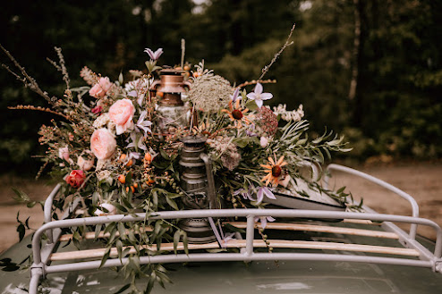 Bloemstylist Belle Rosa Ede boeket op Volvo trouwauto