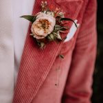 Bruidsboeket door Belle Rosa op Volvo trouwauto Kjell