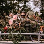 Bruidsboeket door Belle Rosa op Volvo trouwauto Kjell