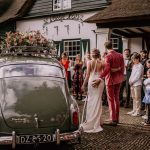 Bruidsboeket door Belle Rosa op Volvo trouwauto Kjell